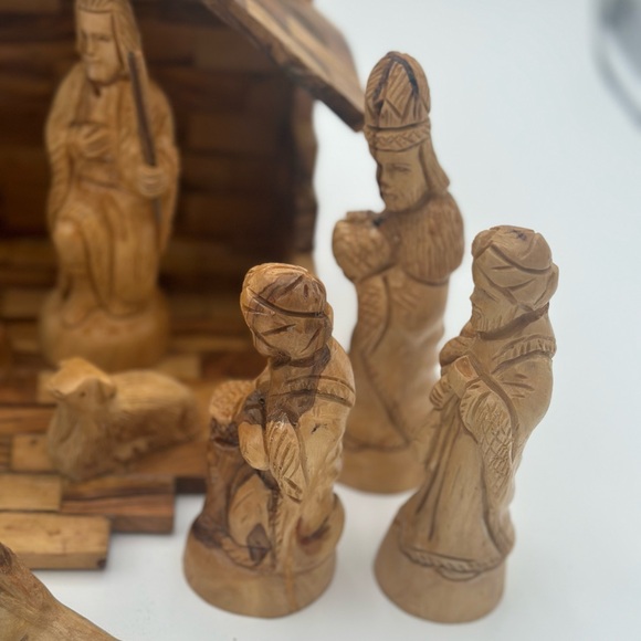 Large Handmade / Handcarved Olive Wood Primitive Nativity Scene - Picture 4 of 14